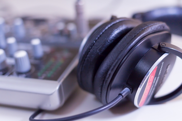 how-modern-tech-is-damaging-our-hearing3