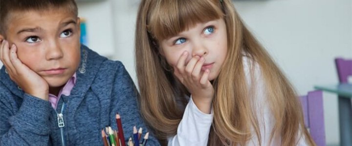 子どもたちは 知らない人の声より 聞きなれた人の声をより理解する